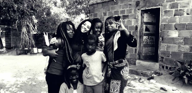 Vània com amigos em Moçambique