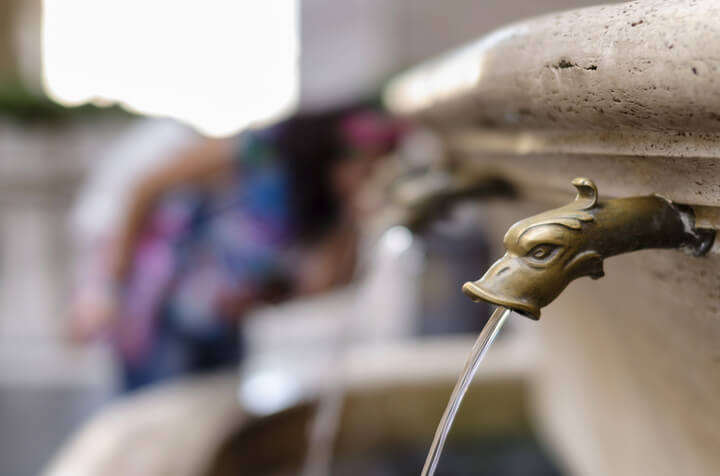 beber agua da fonte roma