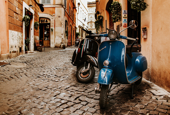 mota vespa em roma