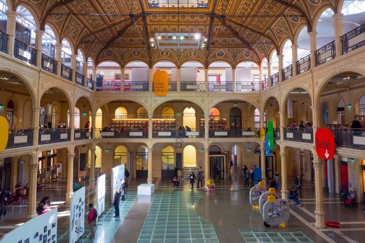 Biblioteca Sala Borsa em bolonha itália