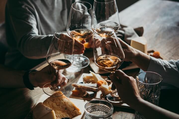 vinho e queijo em bolonha itália