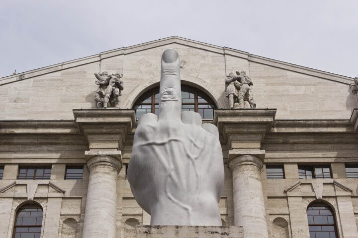 escultura de Cattelan na praça affari em milão - itália