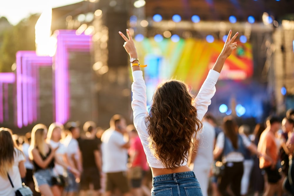 rapariga a dançar em um festival