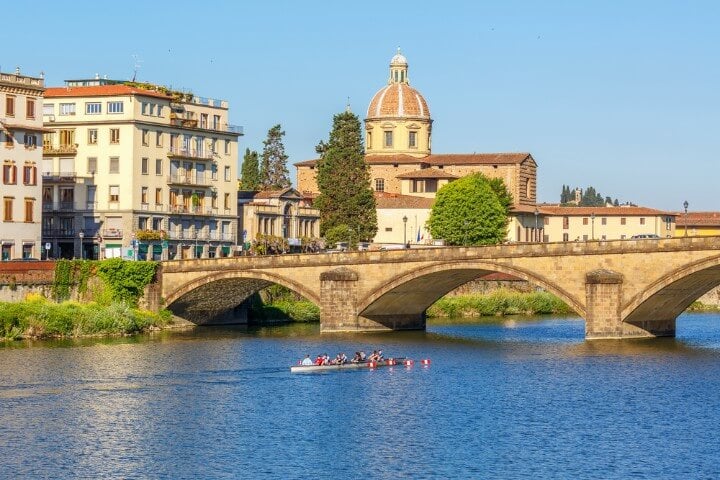 canoas no rio arno em florença - itália