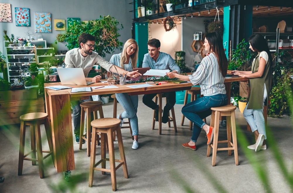 pessoas trabalhando em coworking