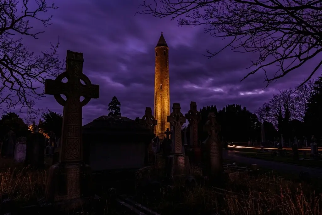 Cemitério de Dublin à noite com lápides visíveis