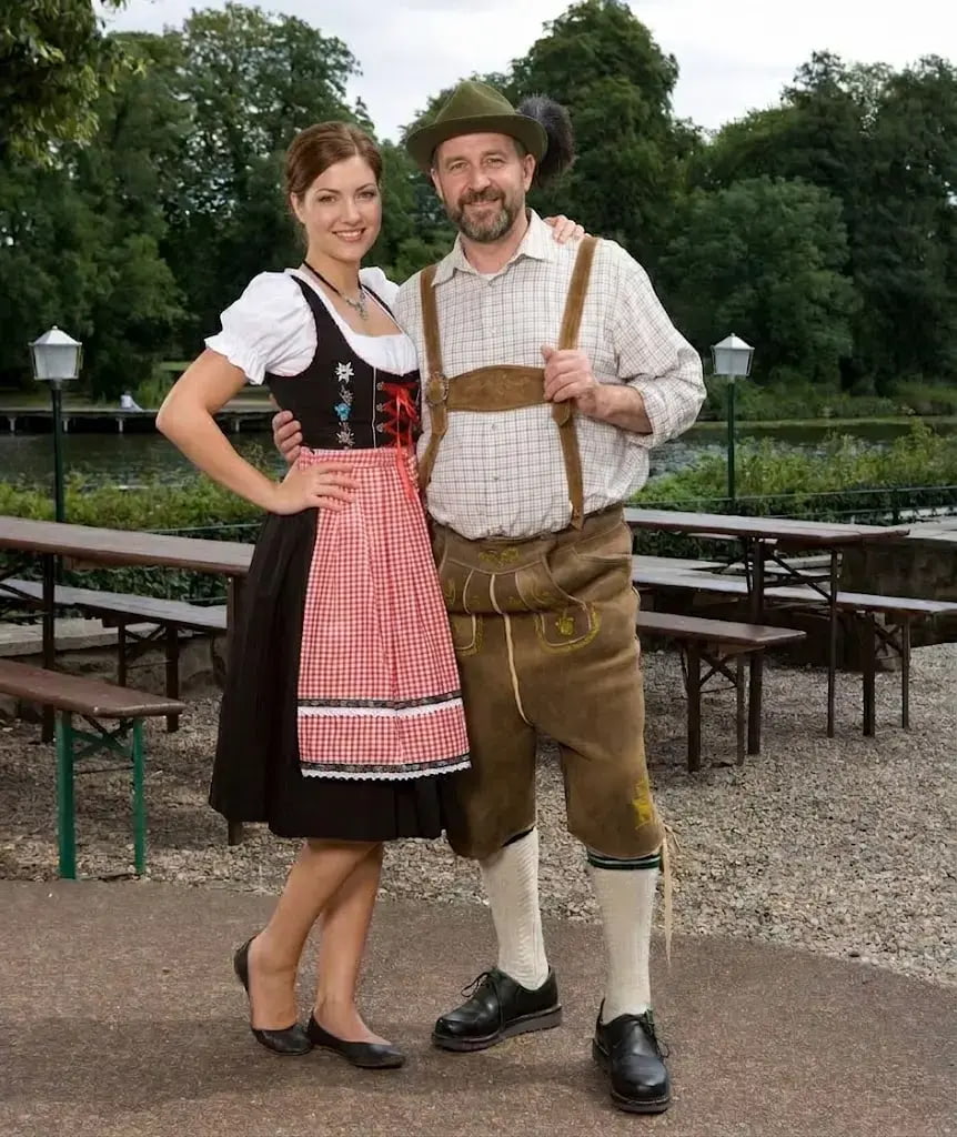 Homem e mulher vestindo roupa tradicional bávara de Oktoberfest