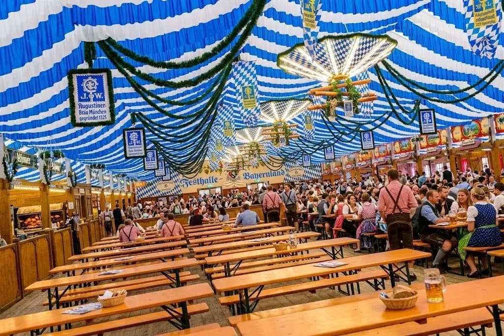Tenda azul e branca de Oktoberfest no início do dia começando a encher
