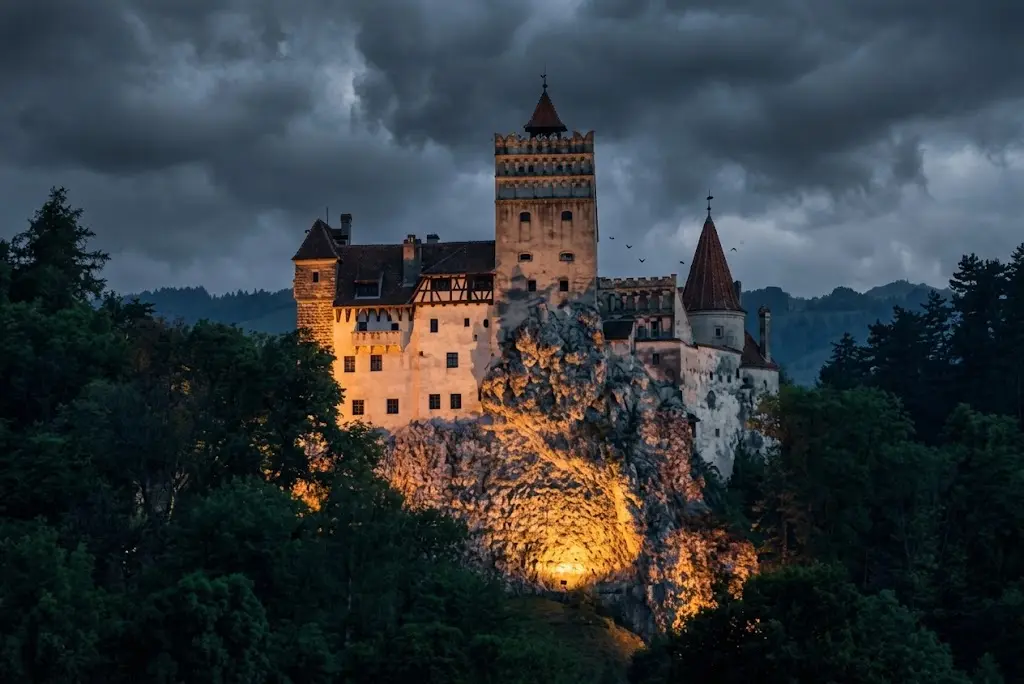 Igreja de Sighisoara iluminada ao crepúsculo na Transilvânia