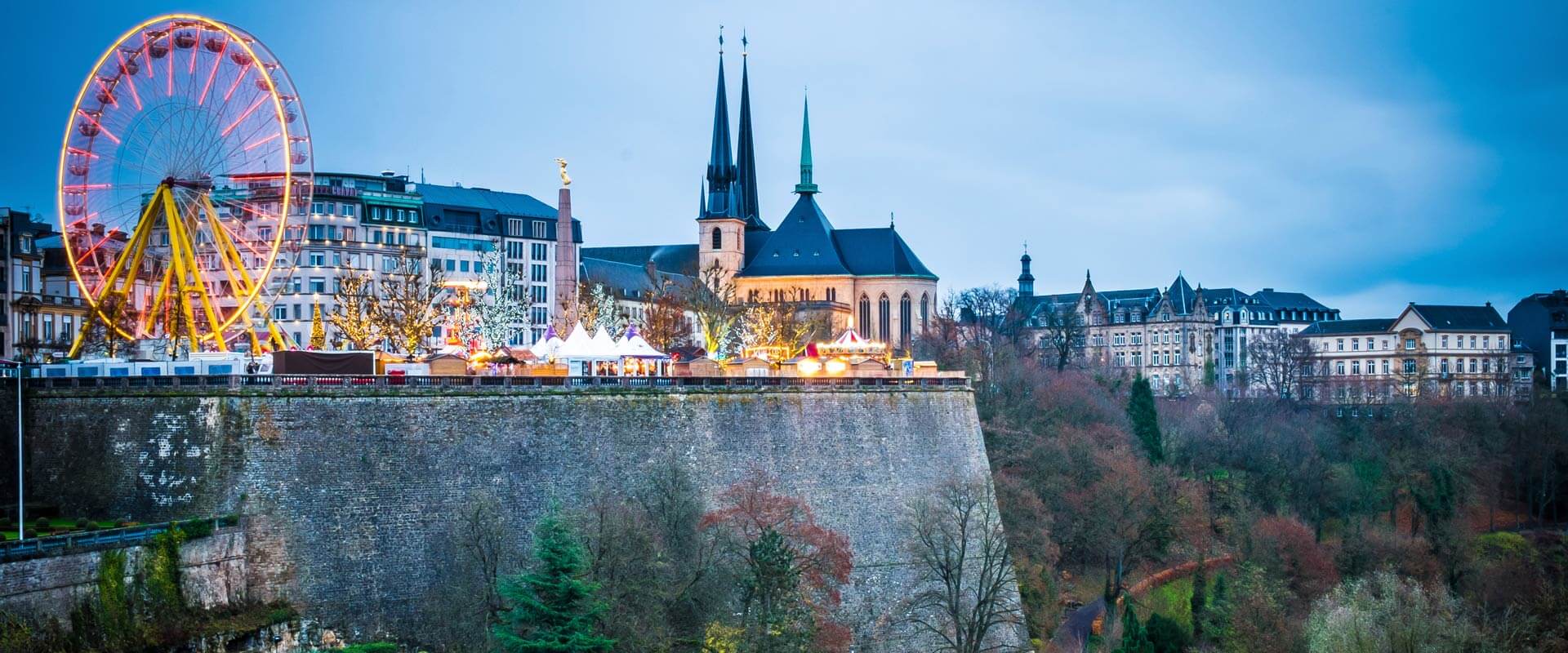 Cidade do Luxemburgo à noite com luzes de Natal.