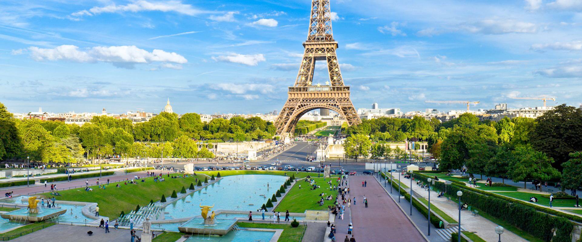 Torre Eiffel e Paris iluminada à noite.