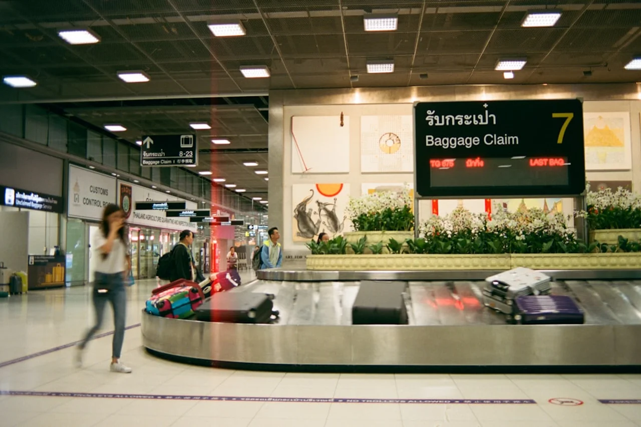 Passageiro no aeroporto com bagagem Emirates