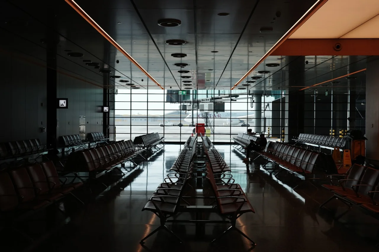 Balcão de check-in da Iberia num aeroporto internacional