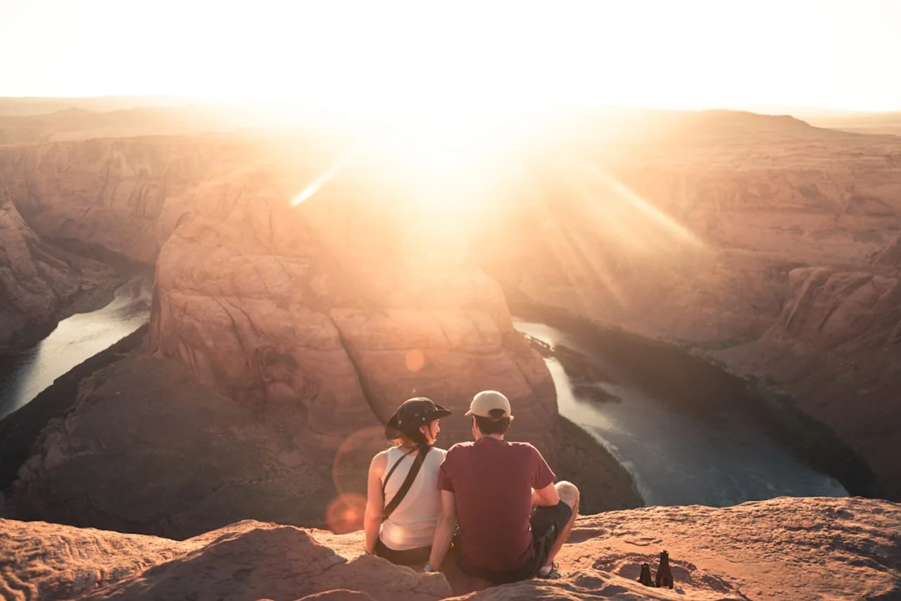 Duas pessoas a contemplar uma vista panorâmica durante umas férias económicas reservadas com a eDreams Prime.