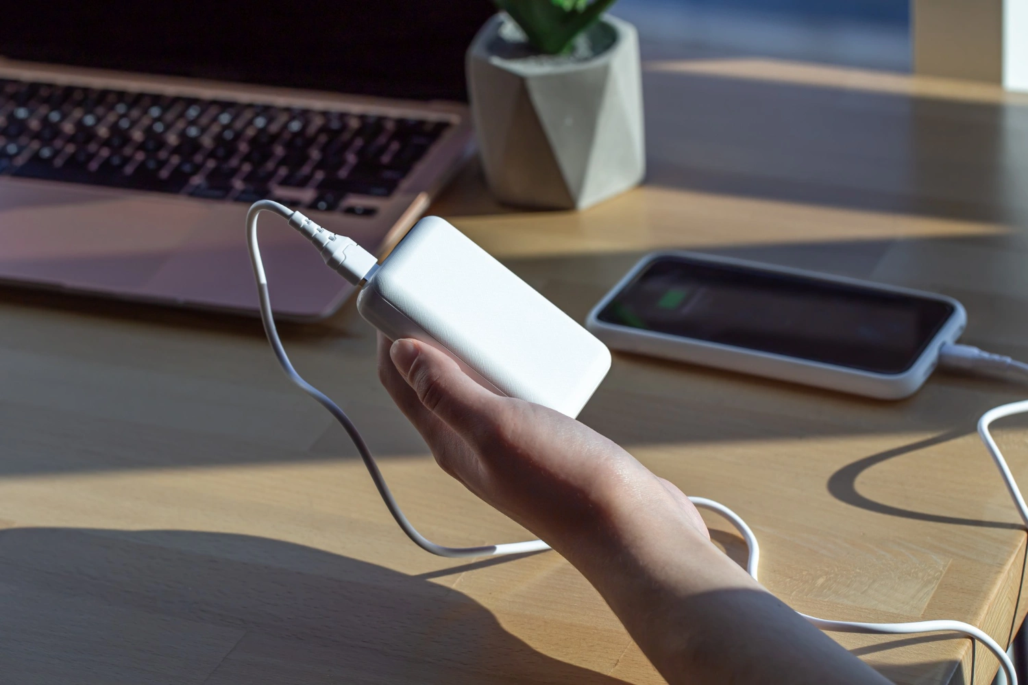 Bagagem de mão com power bank e artigos eletrónicos num voo Qatar Airways