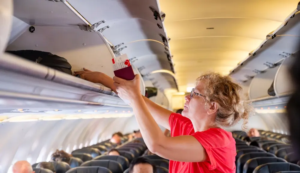 Passageiros durante o embarque no avião