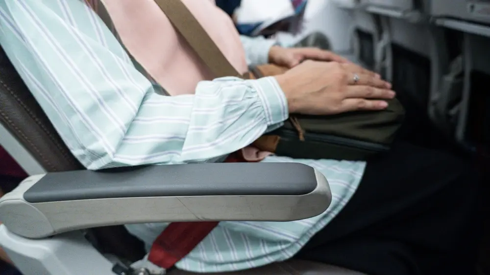 Partilha de apoios de braço no avião