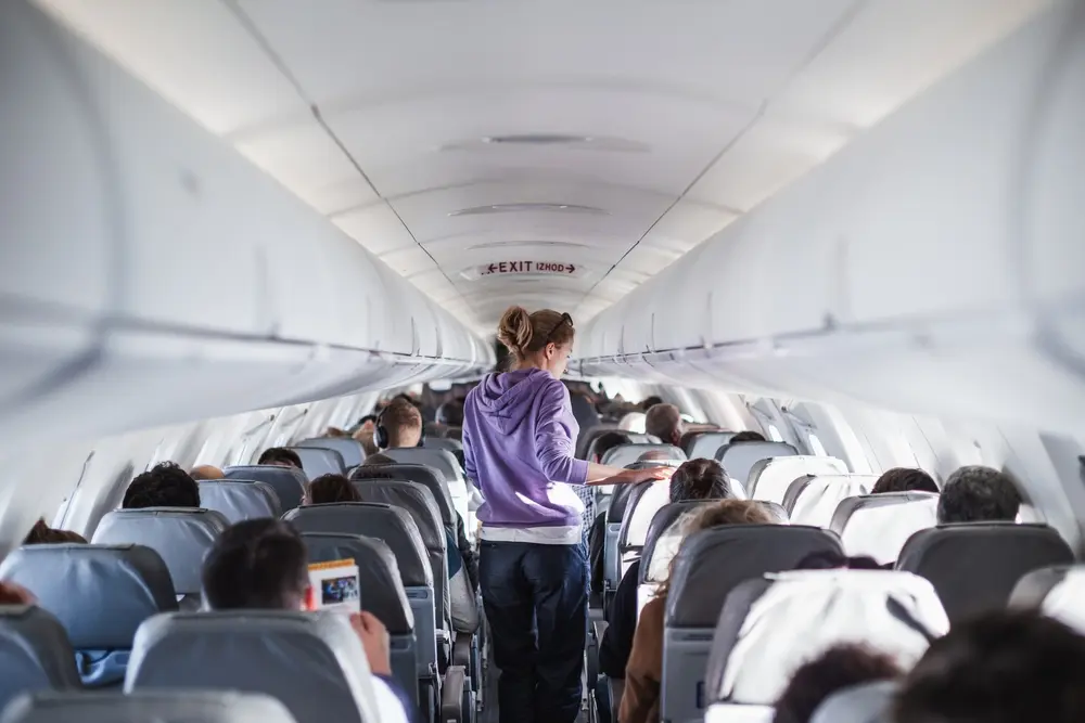 Passageiros a sair do avião com calma