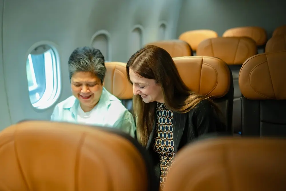 Passageiros de diferentes culturas a viajar
